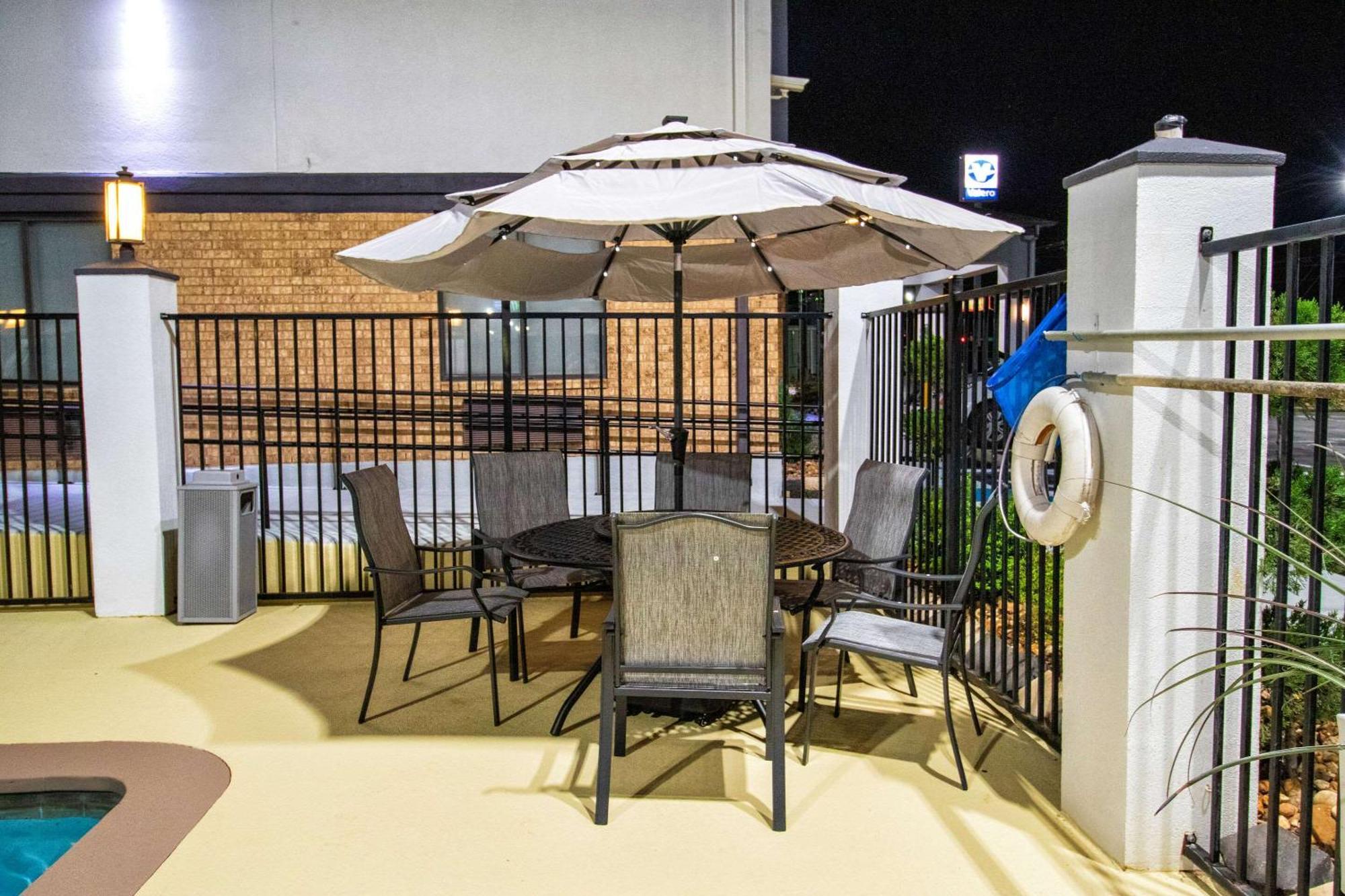 Best Western Plus Schulenburg Inn & Suites Exterior photo